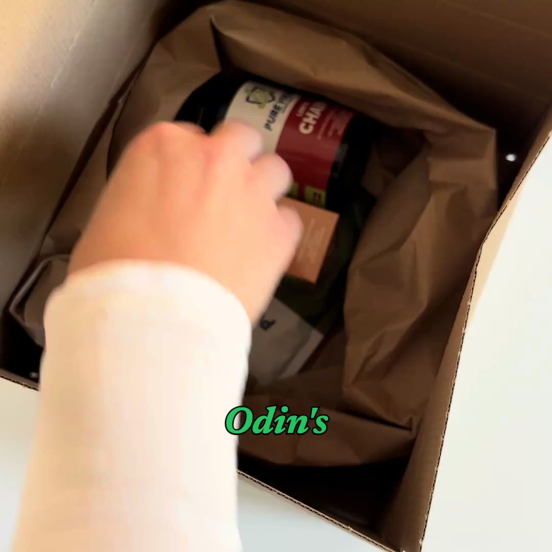 Produktfilm: Odin's Spear örtdroppar från Pure Viking packas upp och doseras med pipett i ett glas vatten