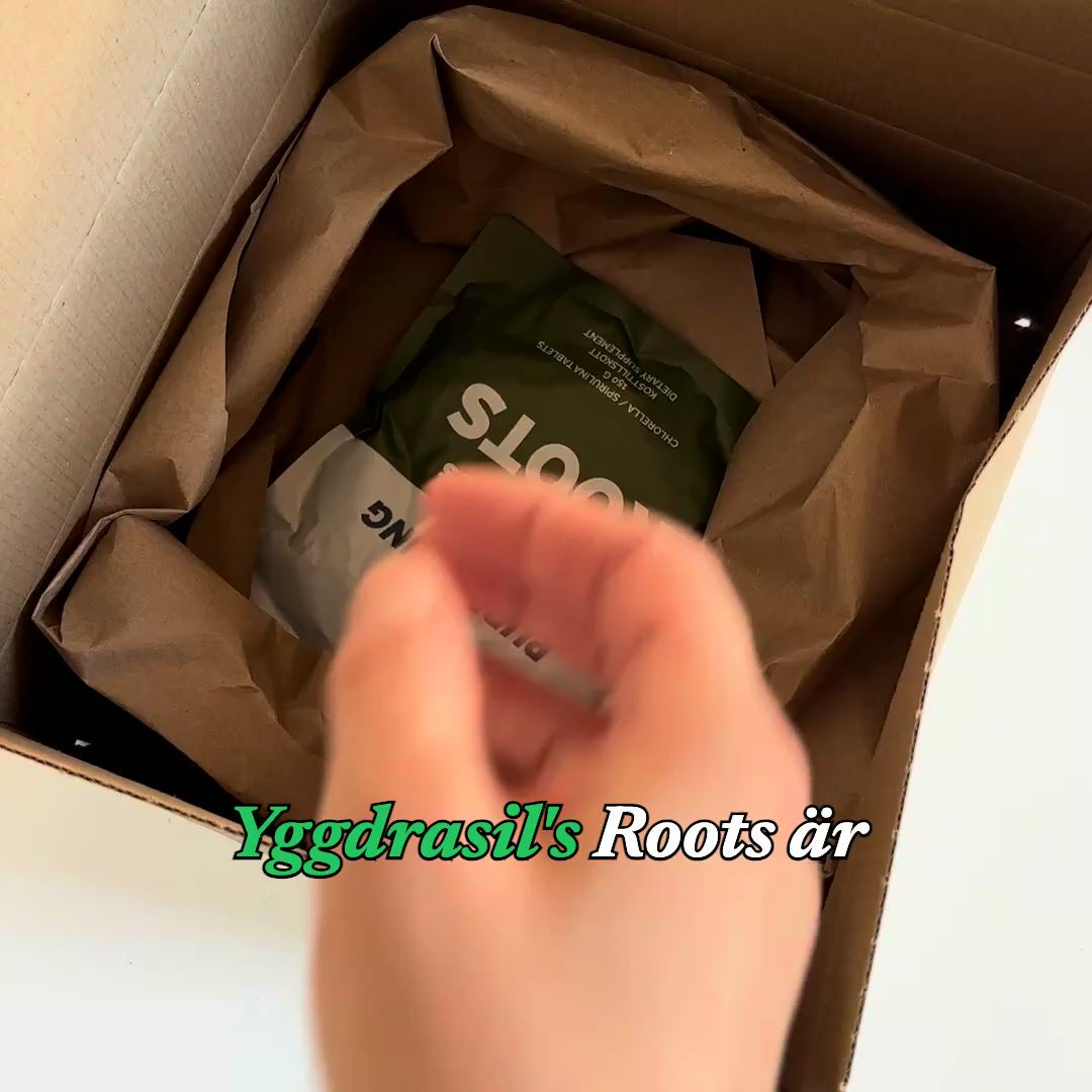 Produktfilm: Yggdrasil's Roots chlorella- och spirulinatabletter från Pure Viking, påsen packas upp
