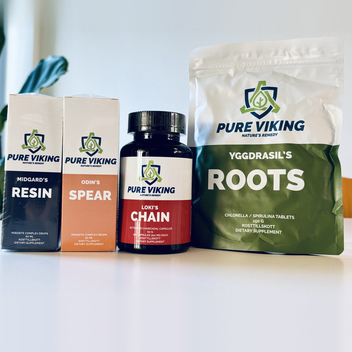 Detox Startkit med Midgard's Resin, Odin's Spear, Loki's Chain och påsen Yggdrasil's Roots på ett vitt bord