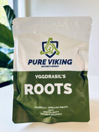 Yggdrasil's Roots chlorella- och spirulinatabletter, 150 g grön och vit påse med Pure Viking-logga framför gröna växter